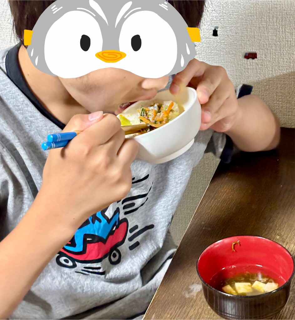 １０歳の男の子が、オイシックスのお試しセットに入っていたビビンパを美味しそうに食べる様子