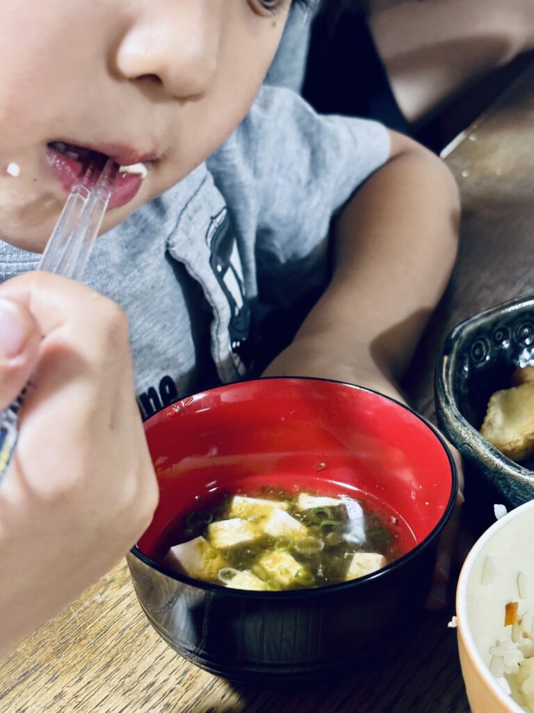 ５歳の子供がワカメと海苔の入ったお味噌汁を食べている口元の様子を撮影した実際の写真。