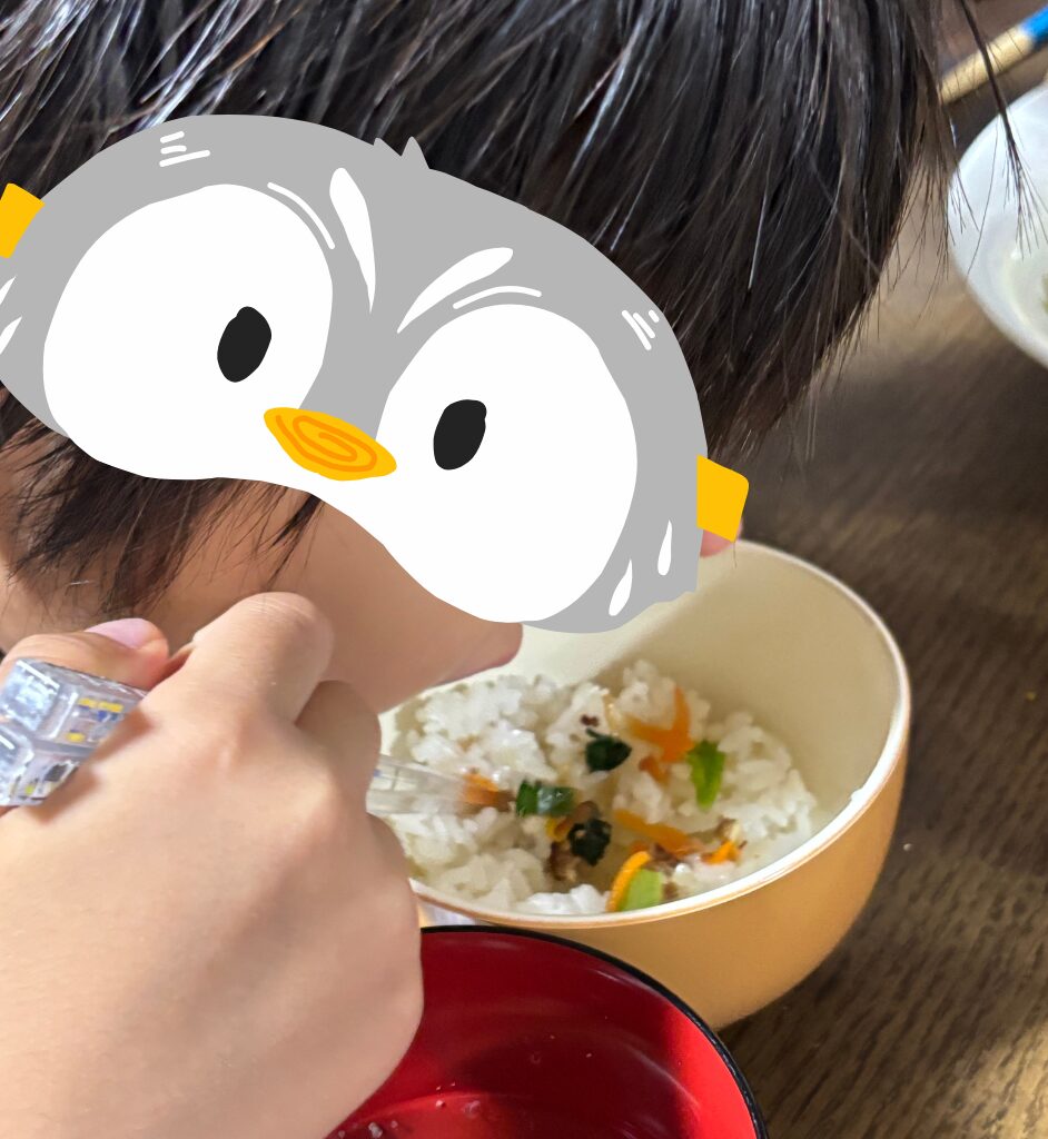 １０歳の男の子が、オイシックスのお試しセットに入っていたビビンパを美味しそうに食べる様子